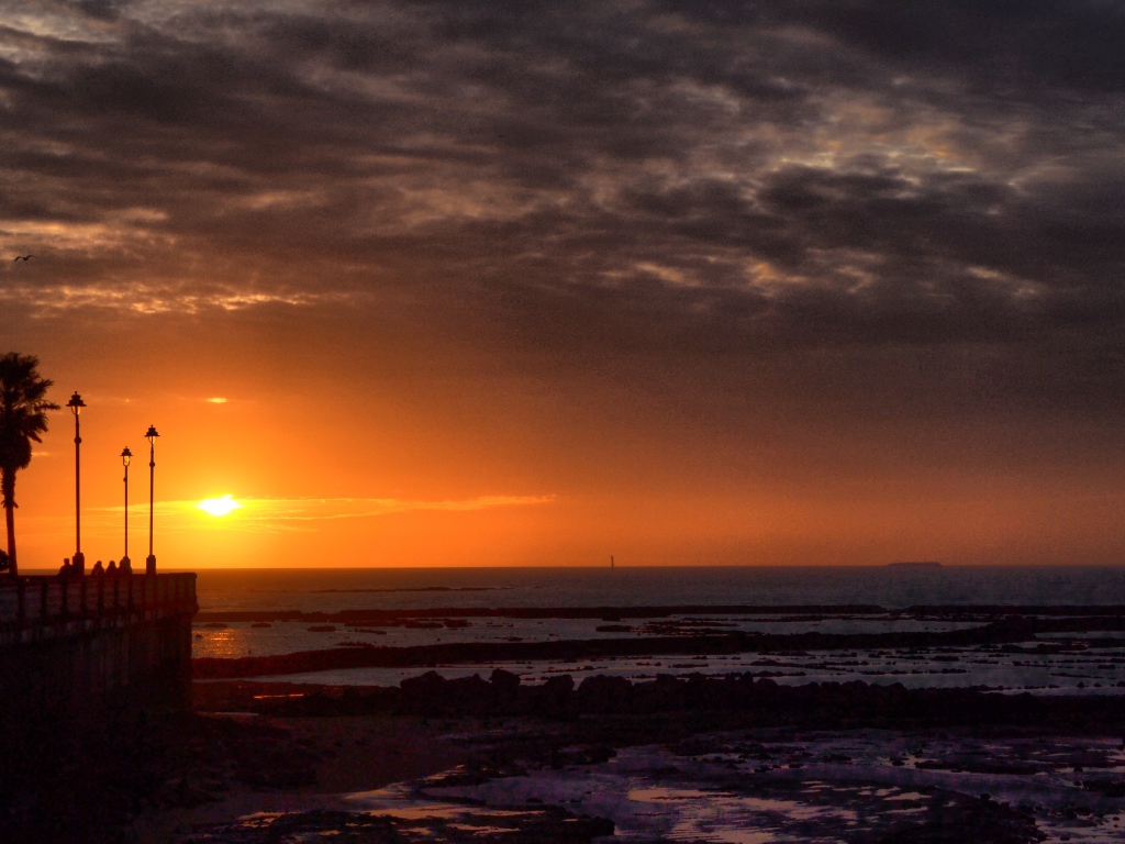 Закат на набережной в Испании