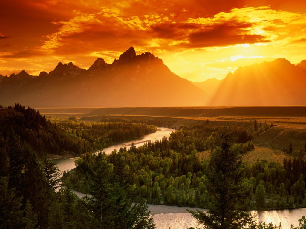 Закат над рекой в горной долине