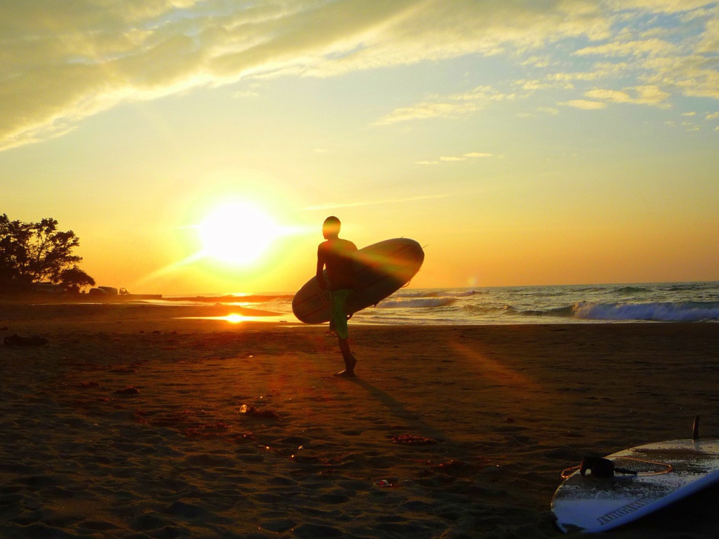 Занятия серфингом на закате