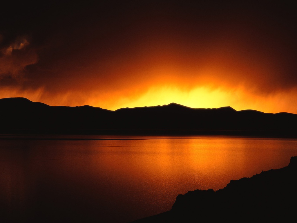 Небо пылает за кромкой гор