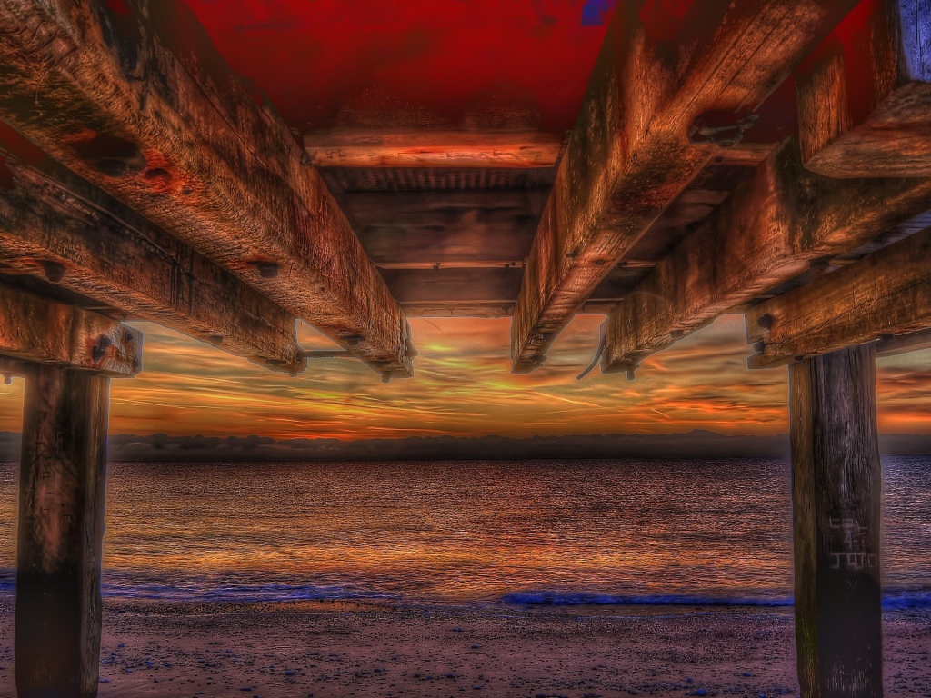 Вид на закат из-под навеса на пляже