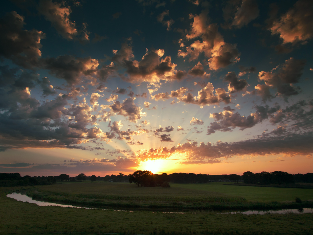 Закат на поле у реки
