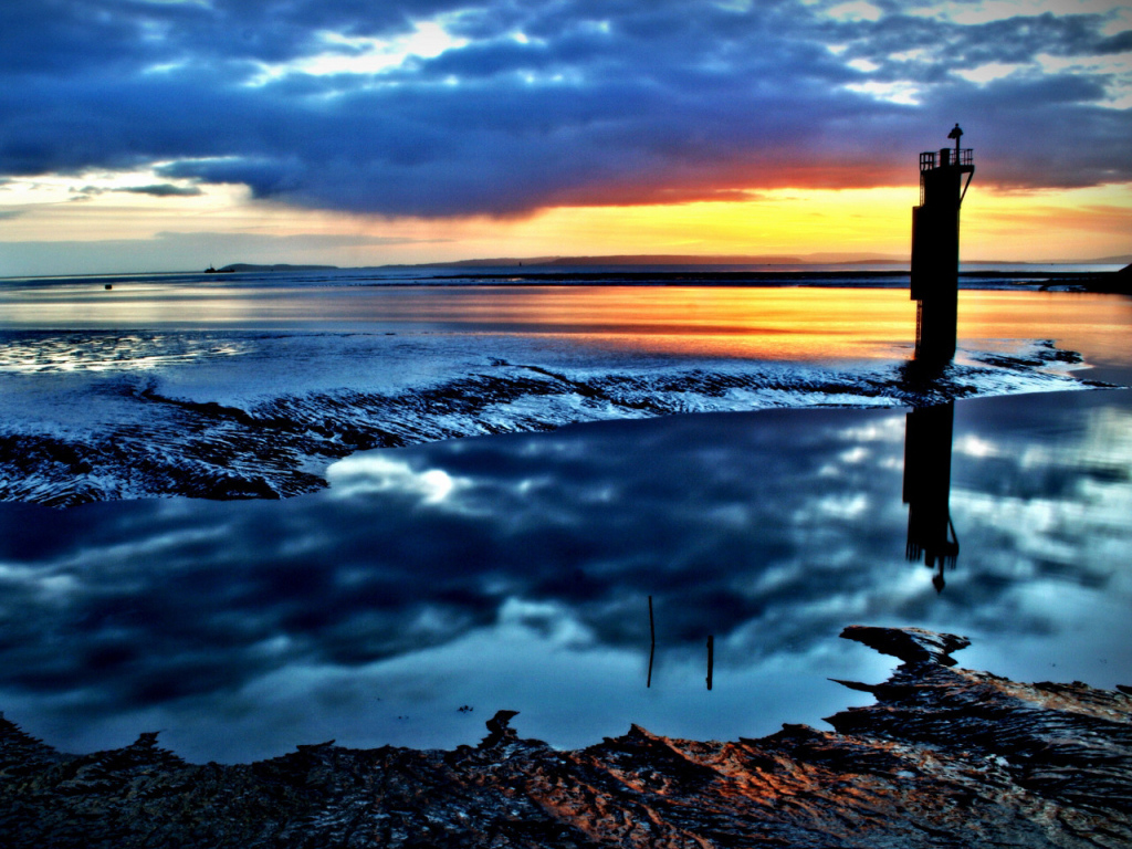 Желтый закат на синих облаках