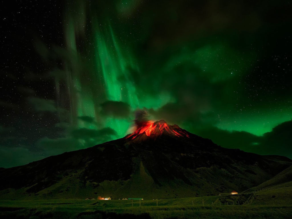 Северное сияние над пылающим вулканом
