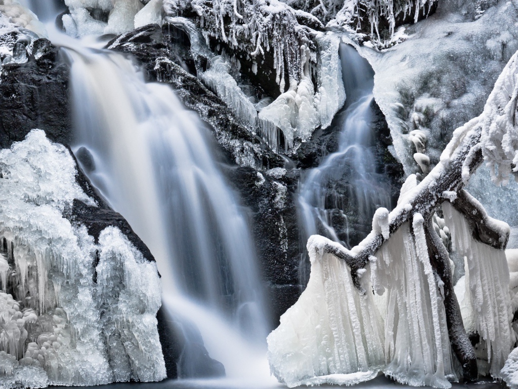 Наросты льда на водопаде во время мороза