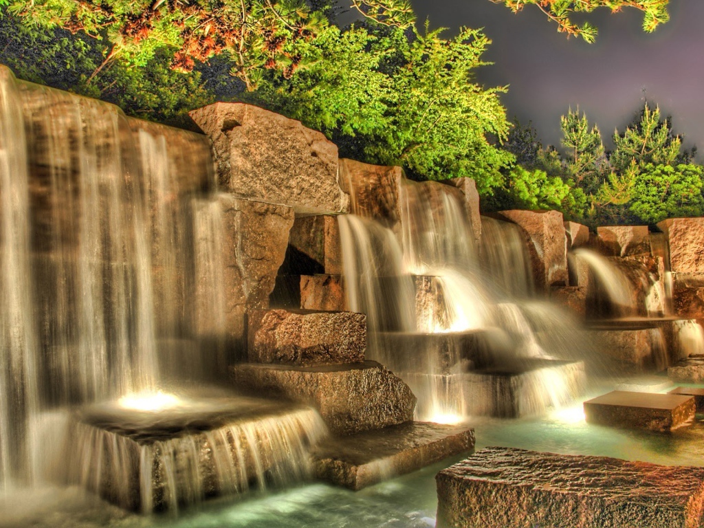 Искусственный водопад на квадратных камнях