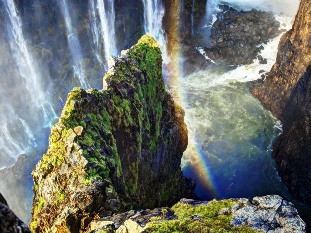 Радуга у скалы над водопадом