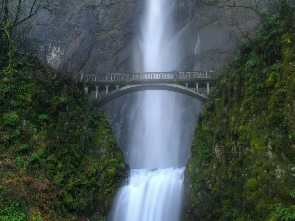 Каменный мост напротив водопада