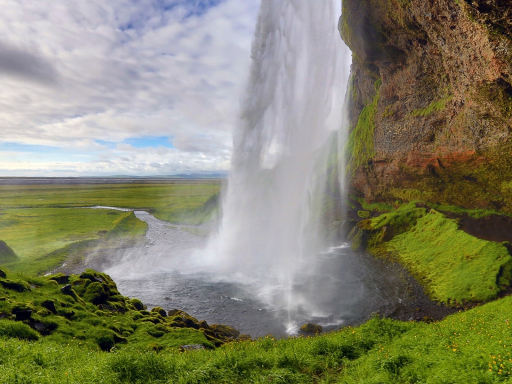 Водопад дает начало реке на равнине