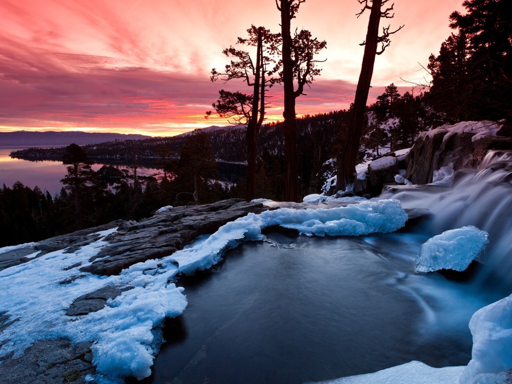 Водопад во льду на фоне заката