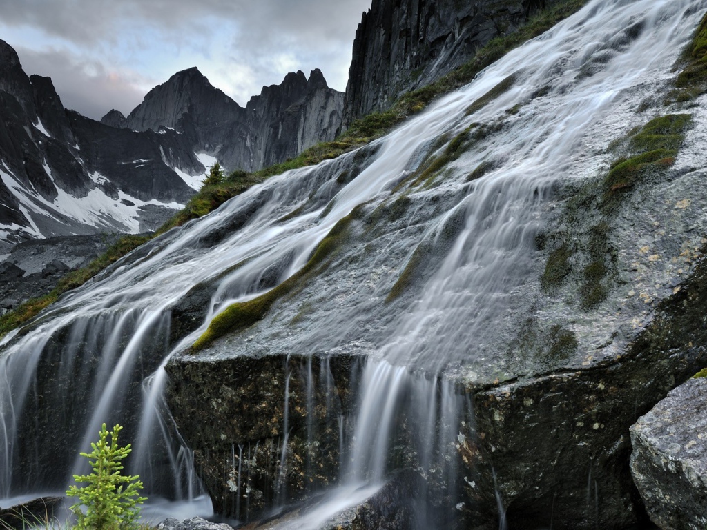Водопад на склоне горы