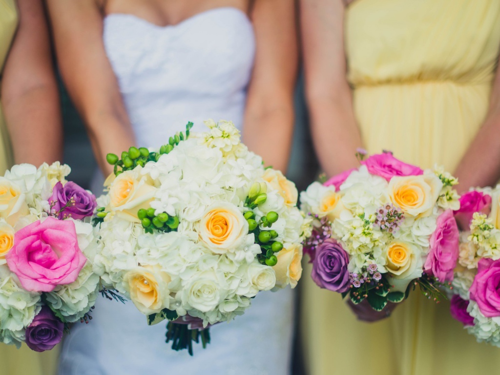 Букеты в руках подружек невесты