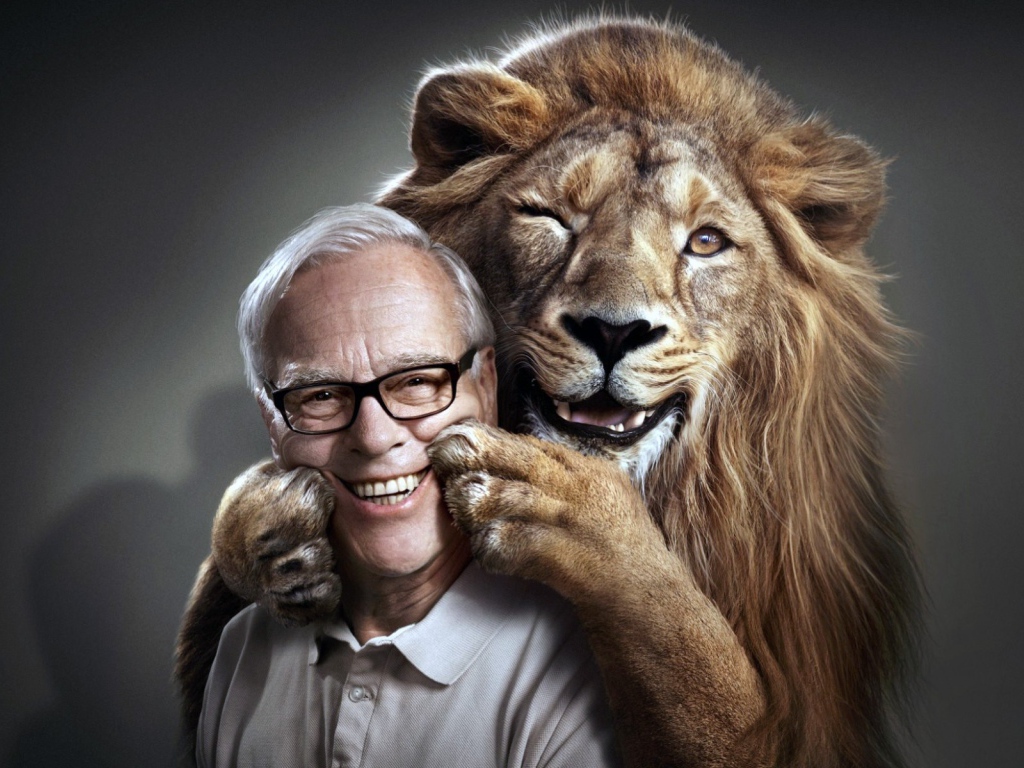 Лев обнимает дрессировщика