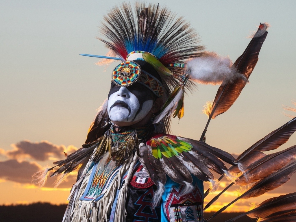 Коренной американец в традиционном наряде