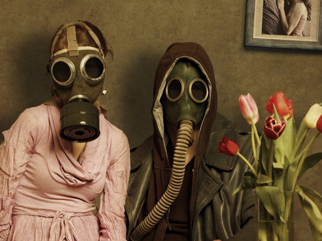 Люди в противогазах с букетом