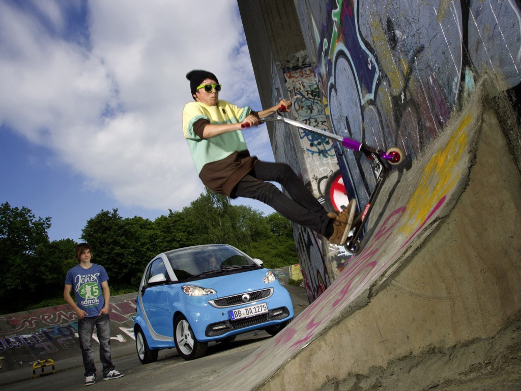 Подросток на самокате