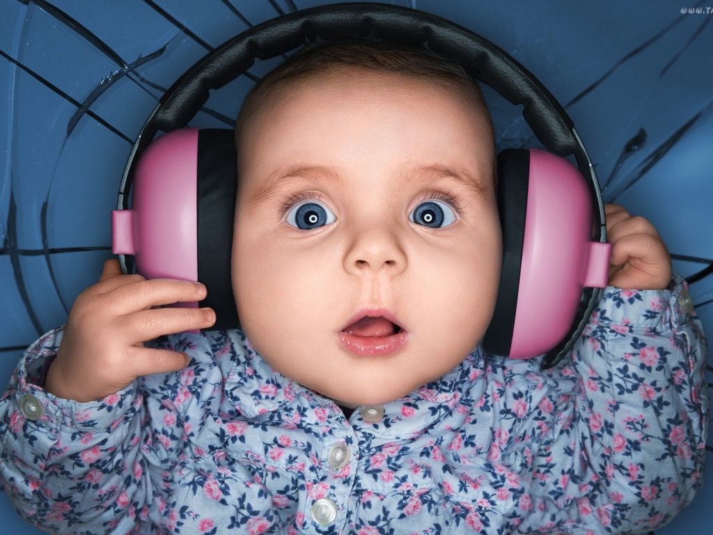 Ребенок в розовых наушниках