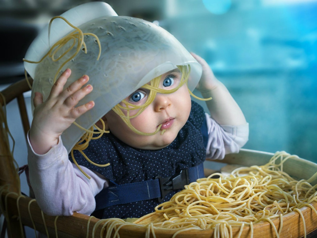 Ребенок с лапшой