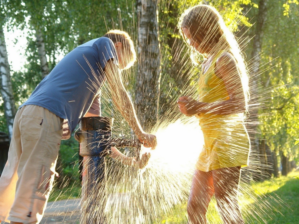 Дети играют с водой