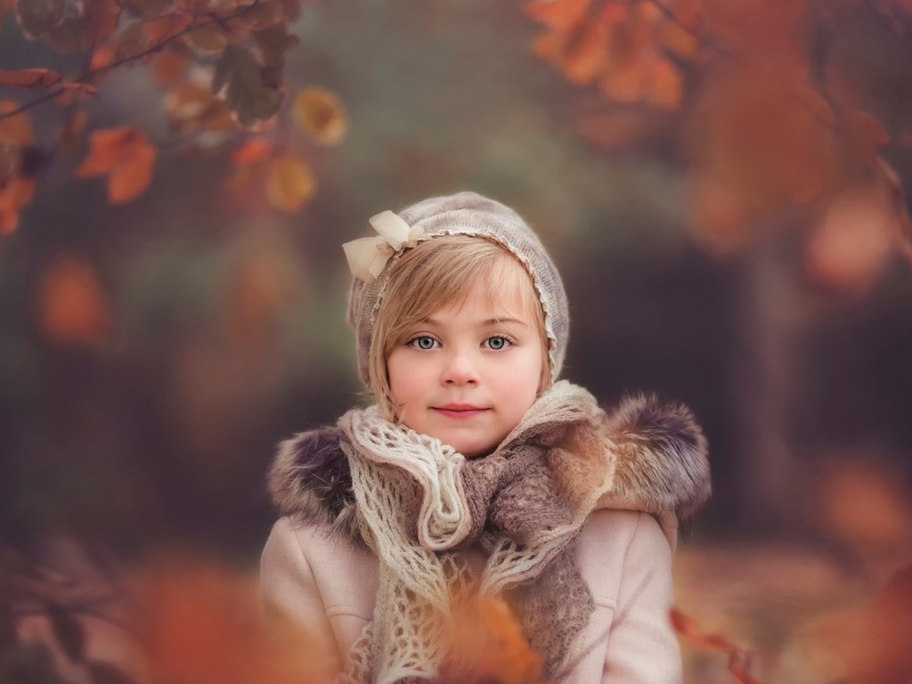 Девочка ребенок в осеннем наряде
