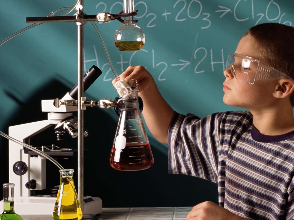 Школьник в кабинете химии