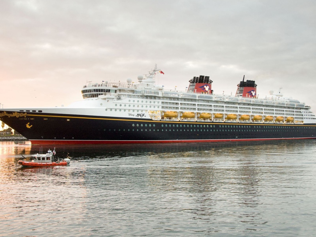 Черный королевский круизный лайнер