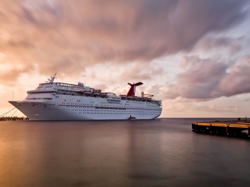 Круизный лайнер на фоне розовых облаков