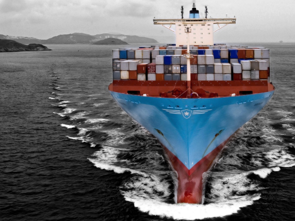 Быстрый контейнеровоз в море