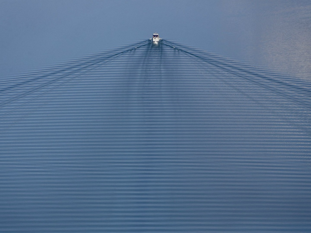 Рябь воды за катером