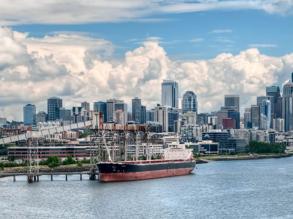 Корабль на погрузке в порту