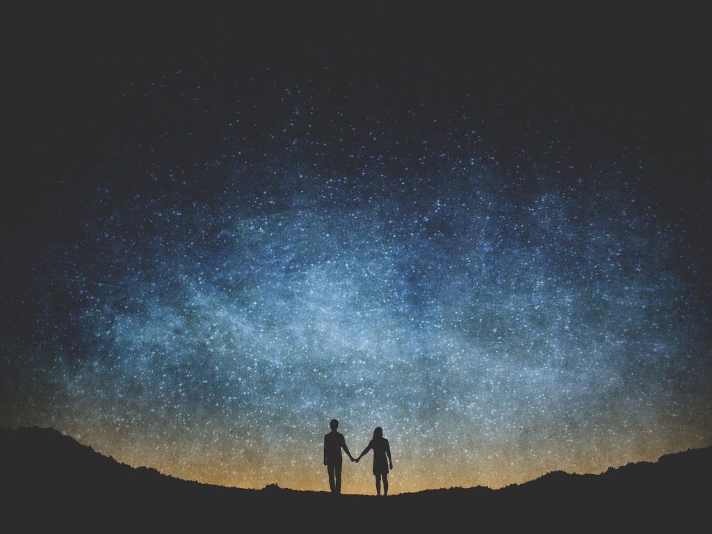 Влюбленные смотрят на звезды