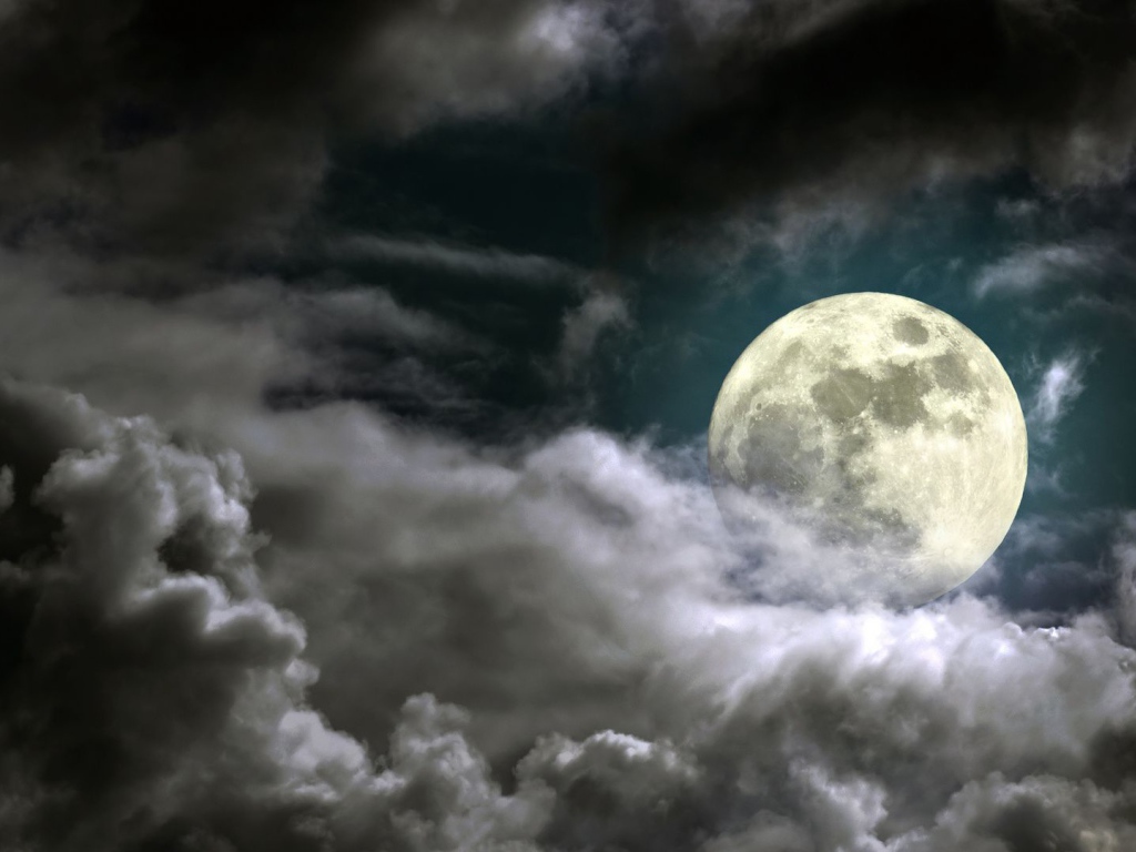 Луна среди ночных облаков