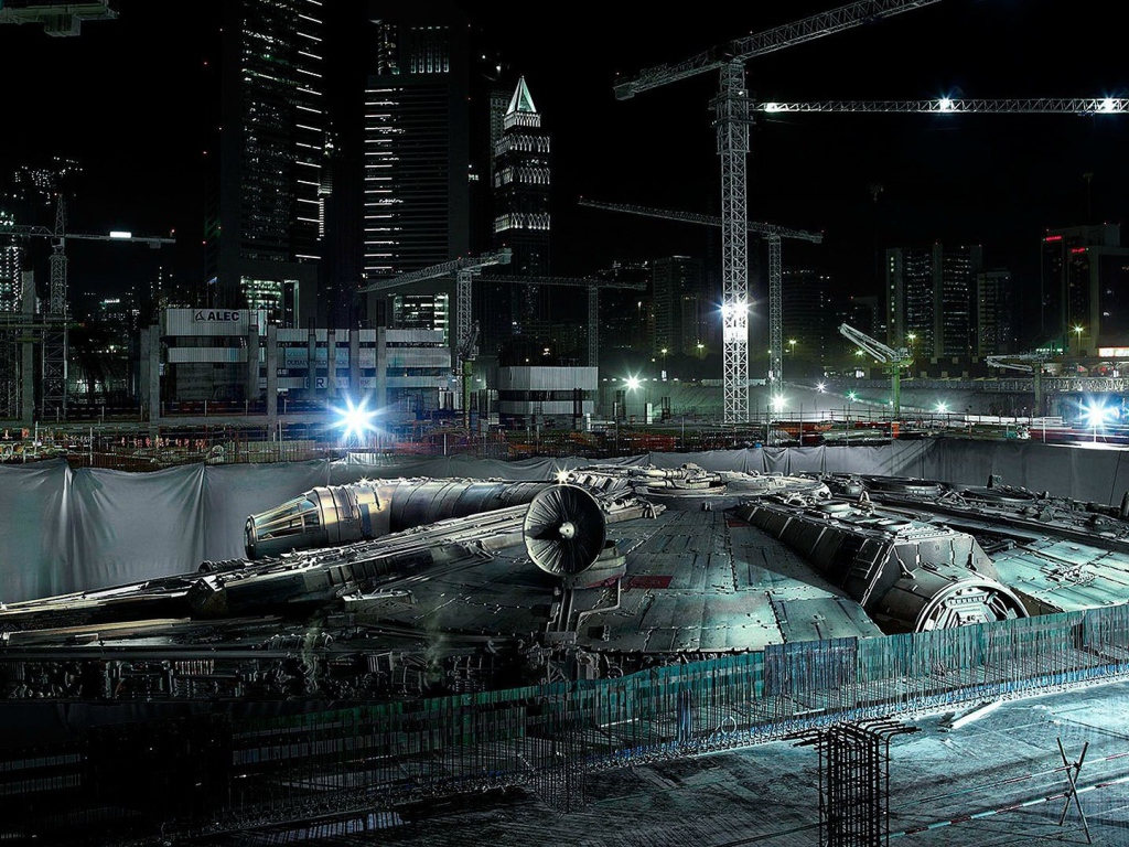 Космический корабль на сборочной площадке