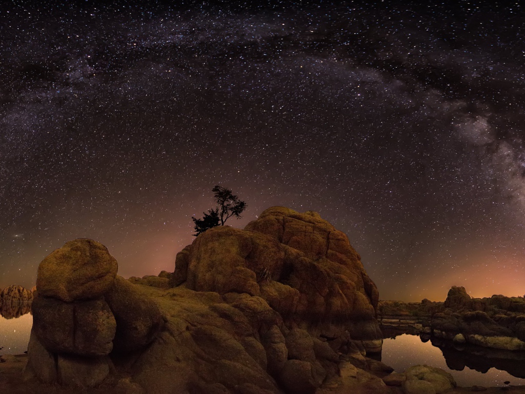 Млечный путь над скалами