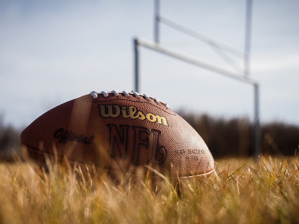 Мяч для американского футбола на поле