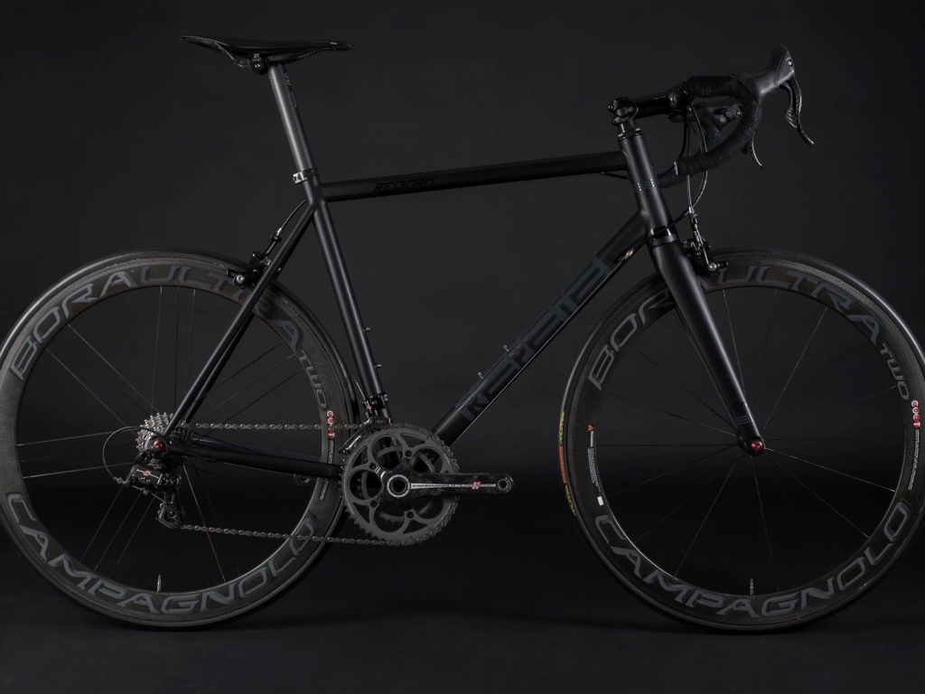 Спортивный велосипед на черном фоне