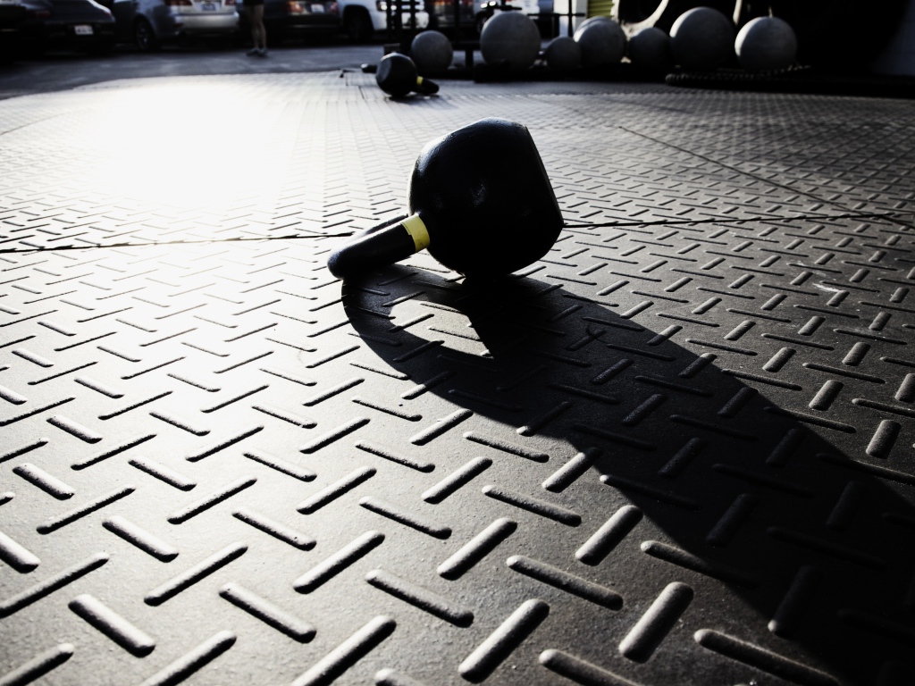 Гиря на железном полу