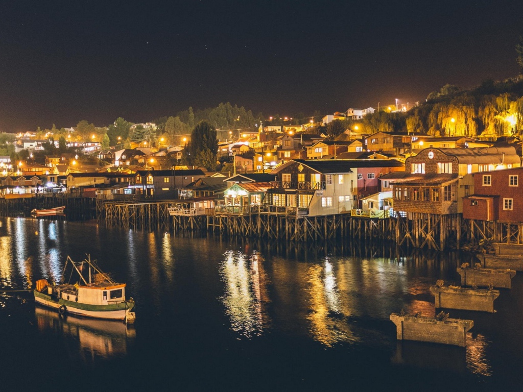 Рыбацкий поселок у берега в Чили