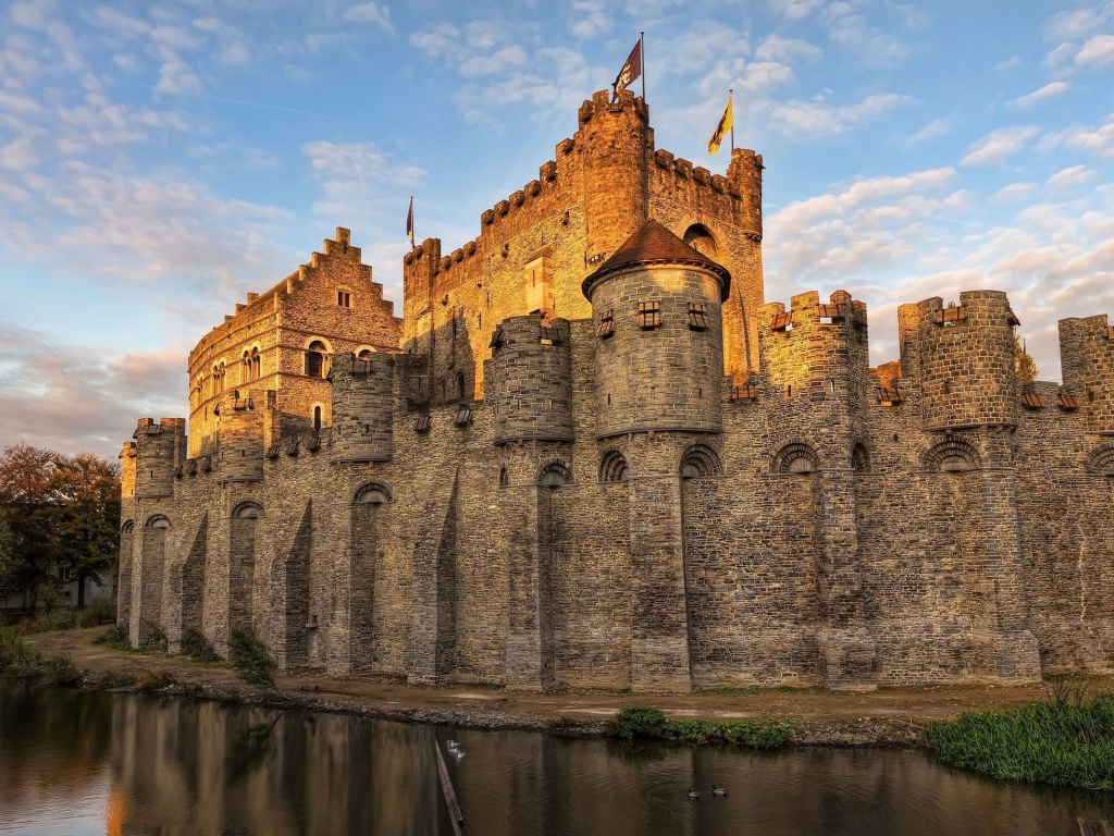 Старинный замок с высокими стенами