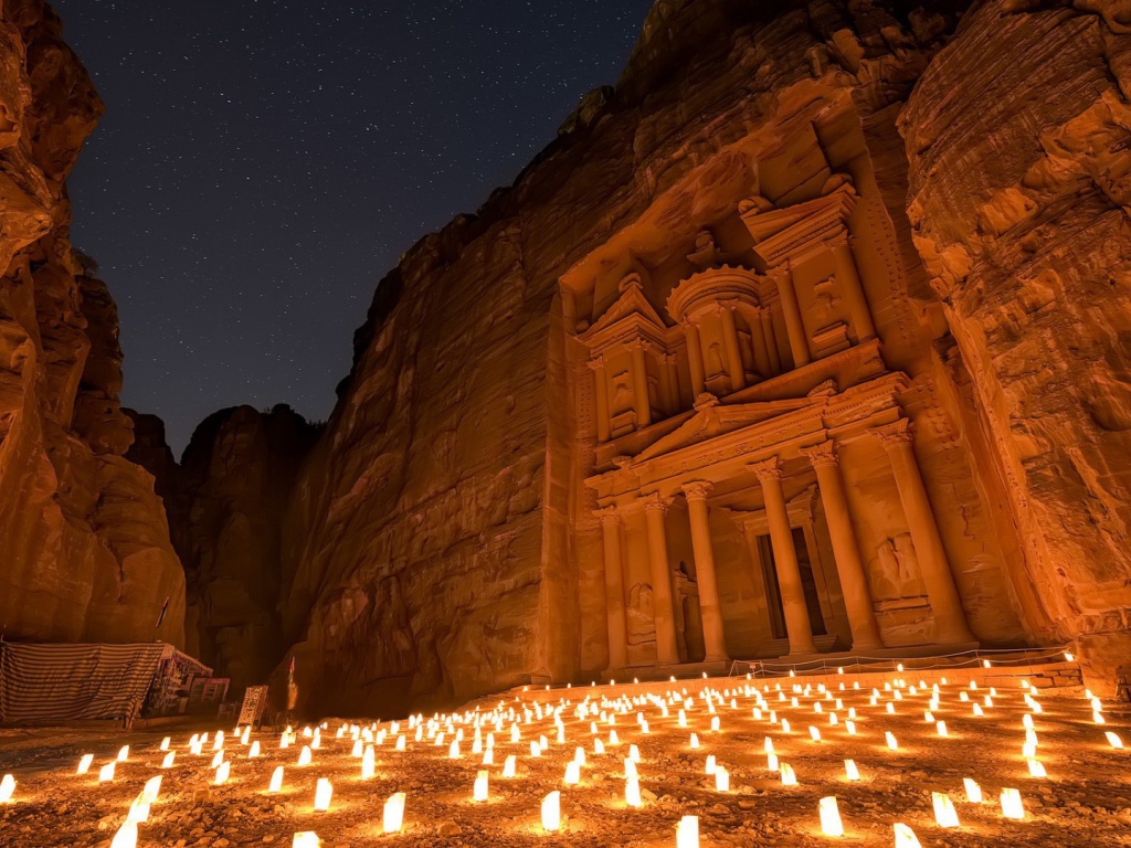 Свечи у входа в Петру