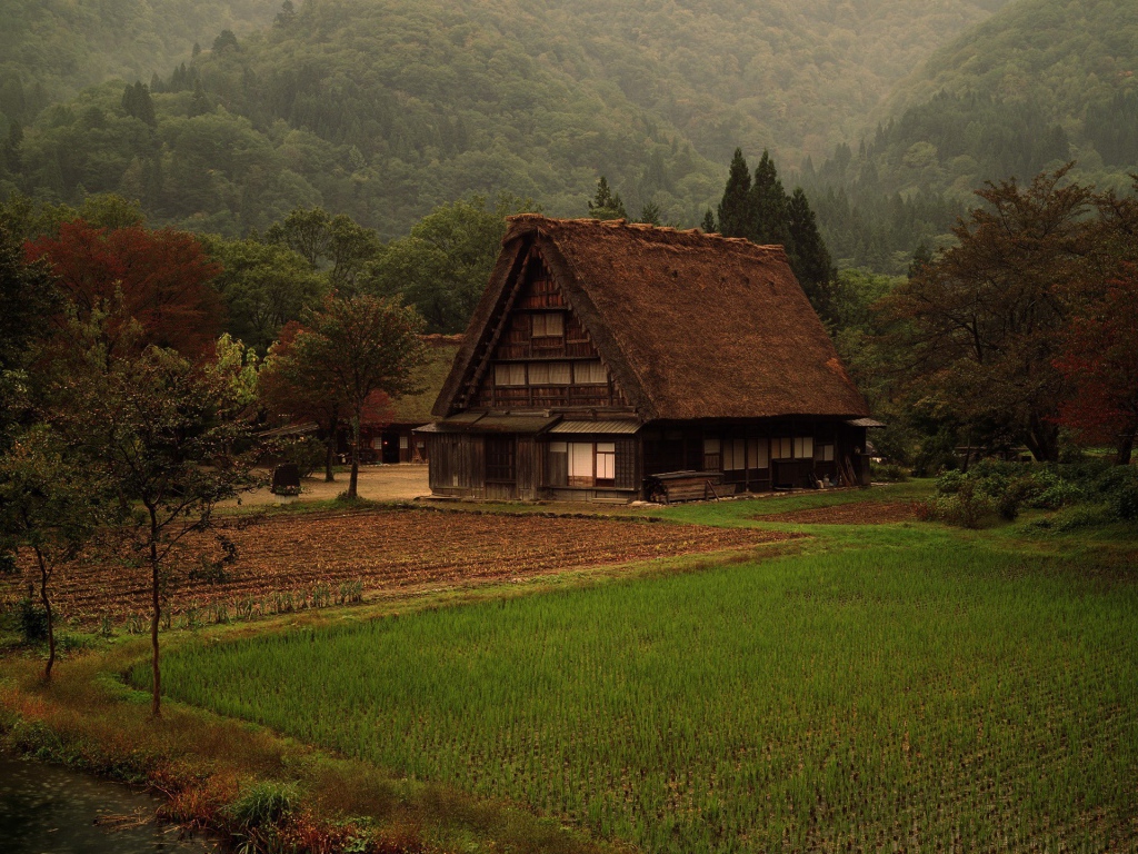 Деревенский дом среди гор