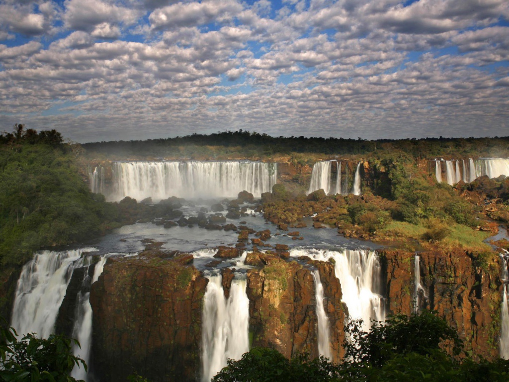 Водопады Игуасу на границе Бразилии и Аргентины