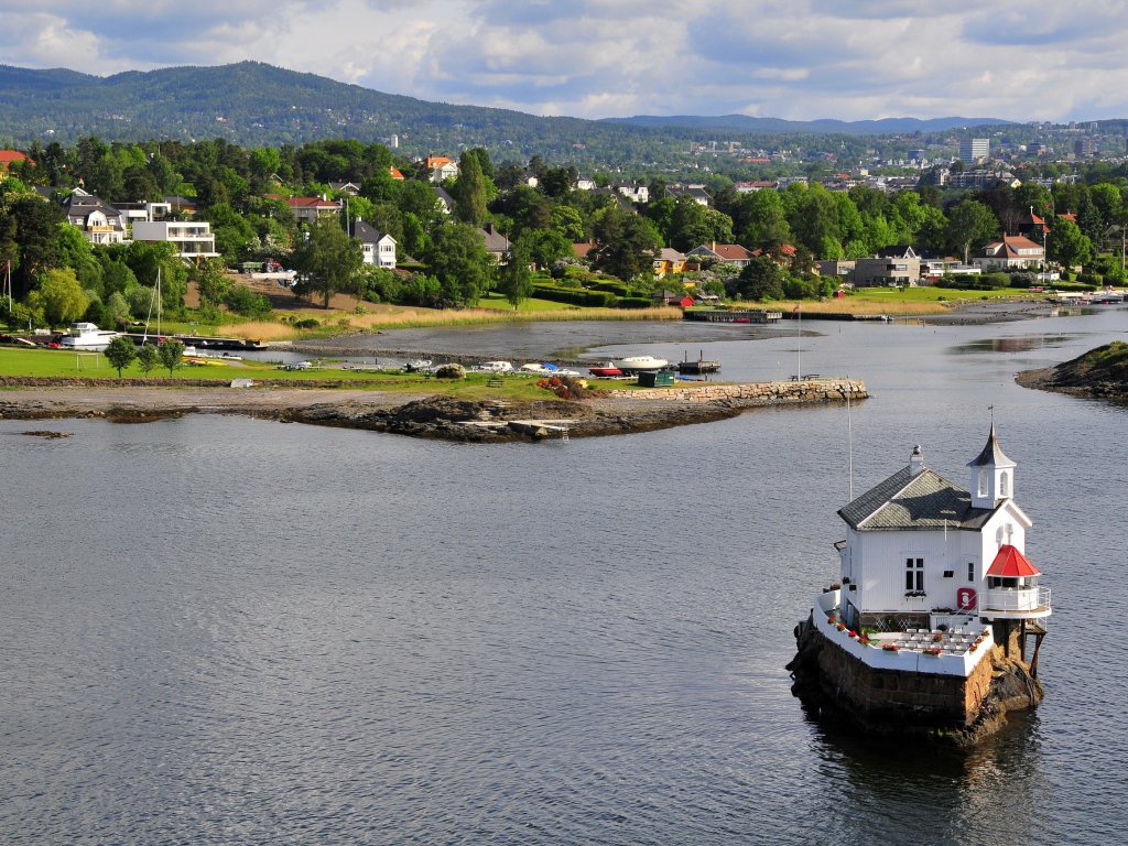 Домик на скале посреди реки