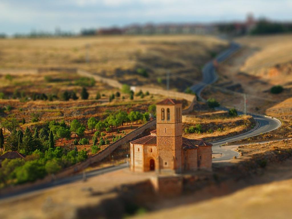 Старый каменный дом у дороги