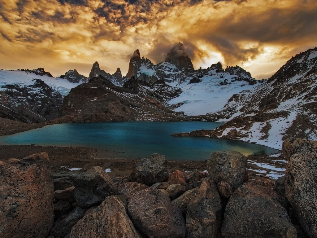 Оранжевые облака в горах Аргентины