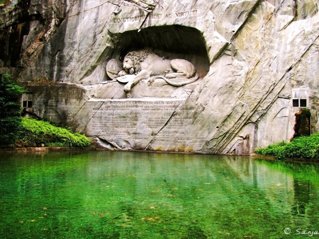 Скульптура льва над водой