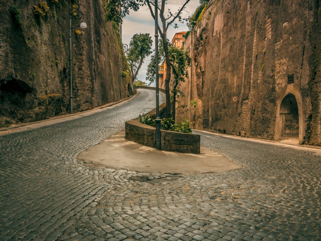 Крутой поворот среди скал