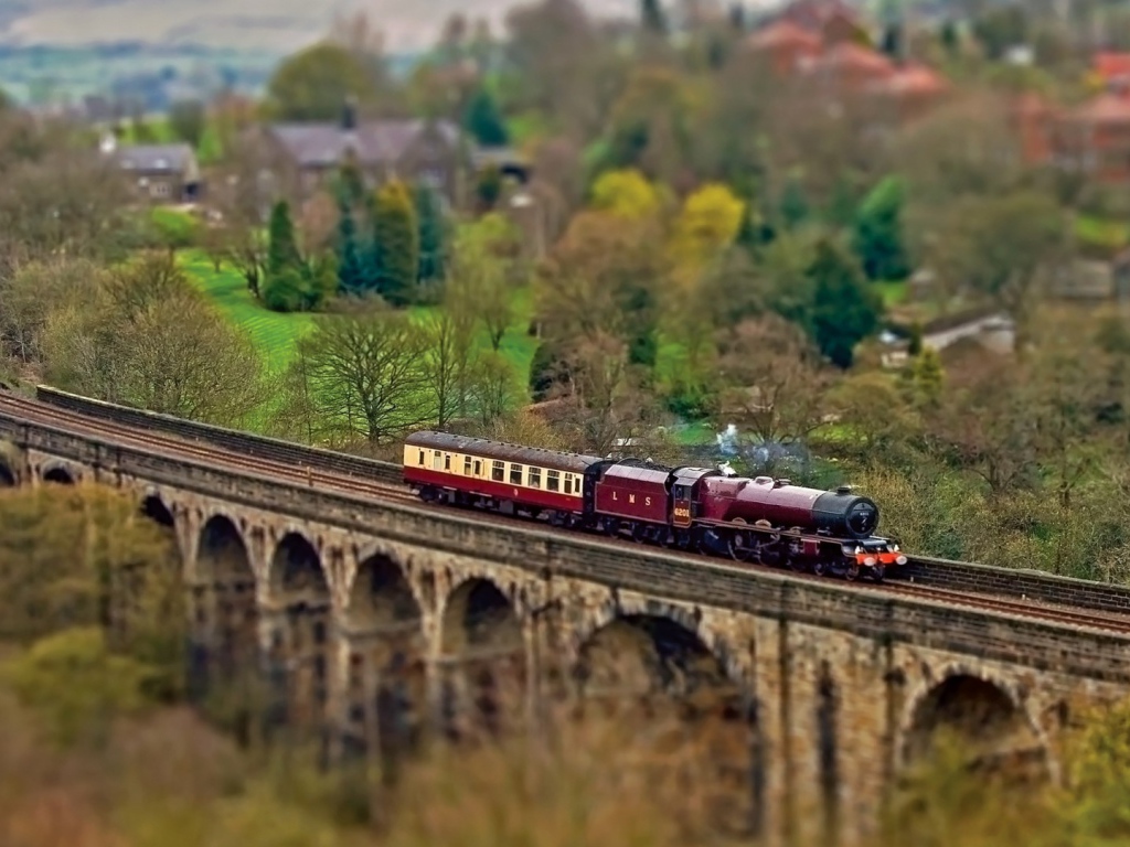 Паровоз с одним вагоном на мосту