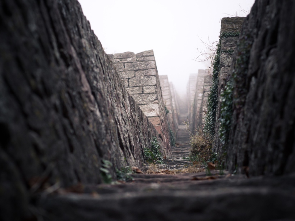 Дорога среди каменных пирамид