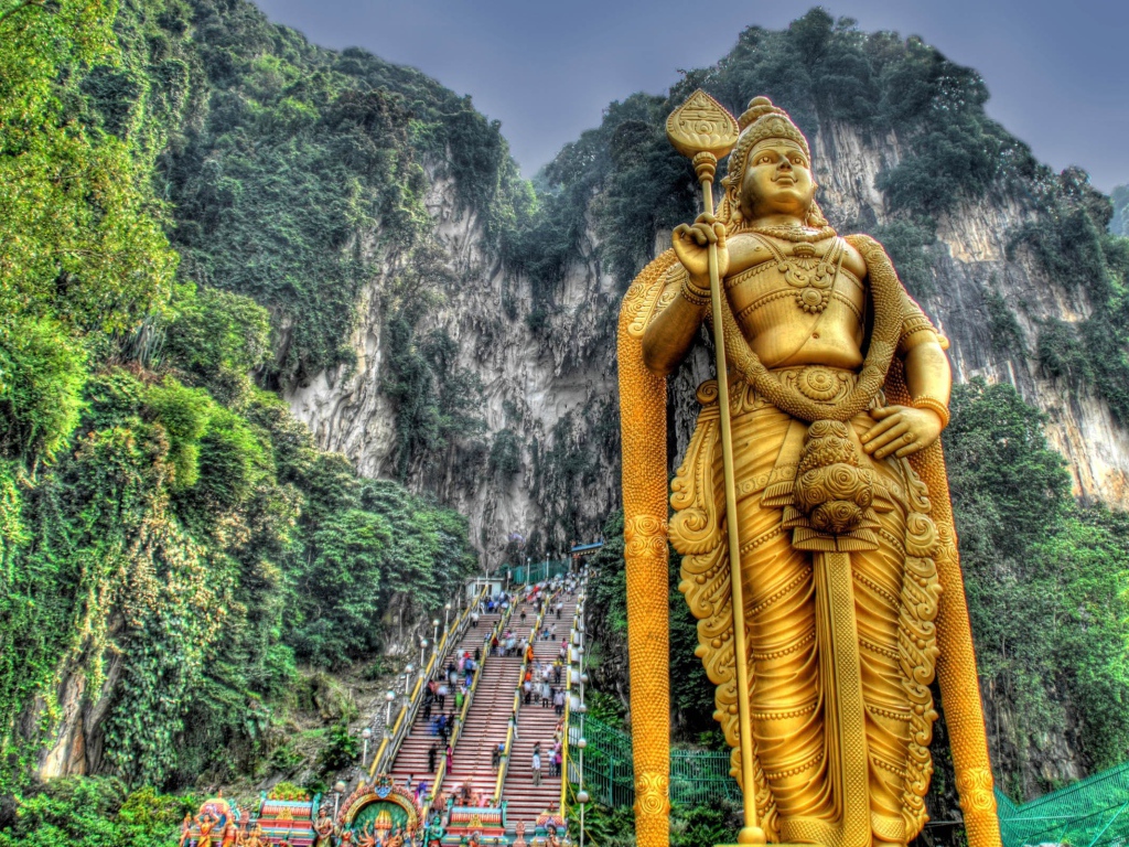 Статуя буддийского бога на фоне горы